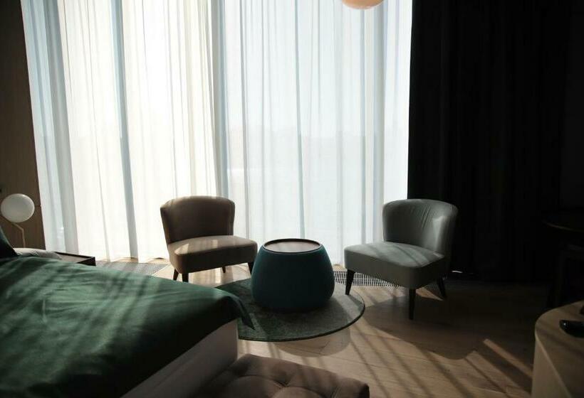 اتاق لوکس, The Veil