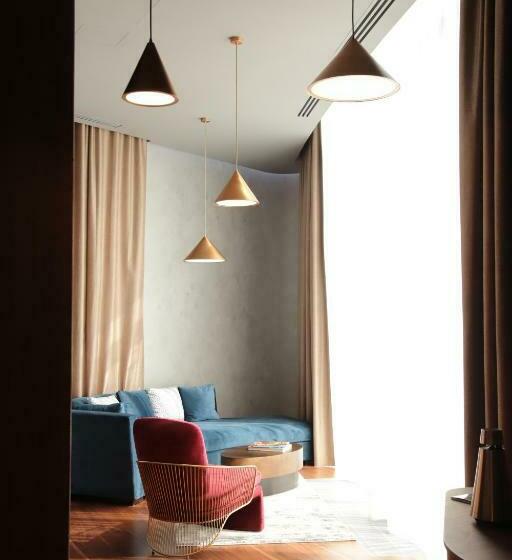 سوئیت با چشمانداز رودخانه, The Veil