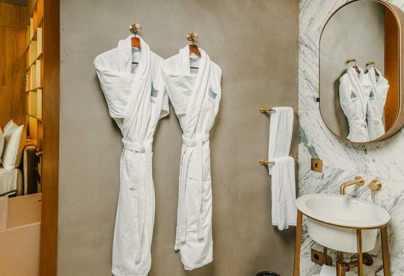 سوییت, The Veil