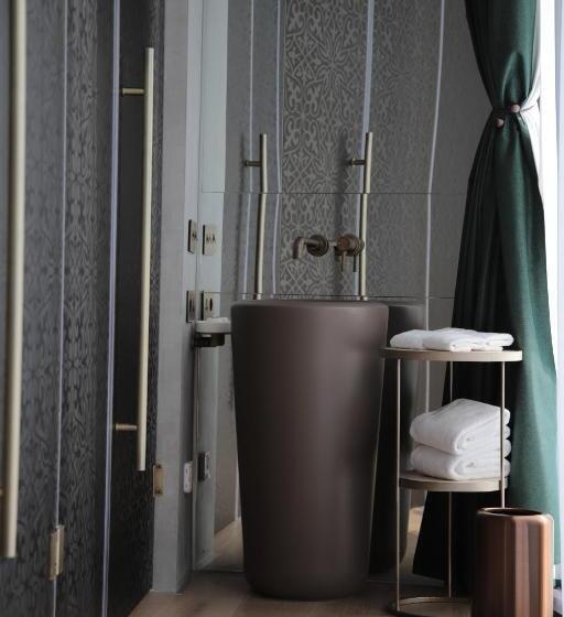 اتاق لوکس, The Veil