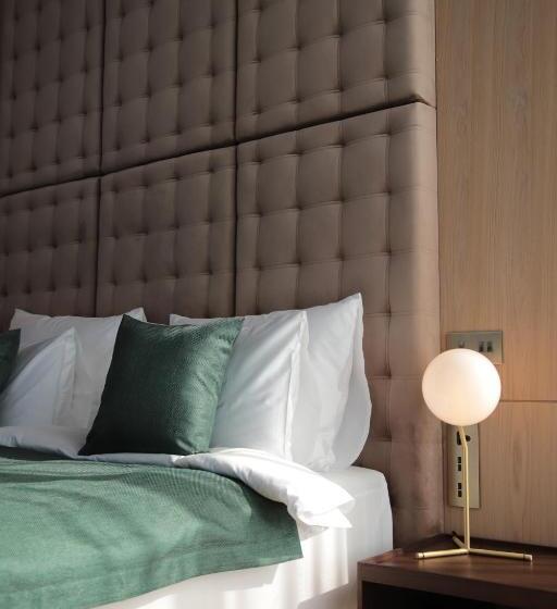 اتاق لوکس, The Veil