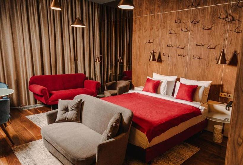 سوییت جونیور, The Veil