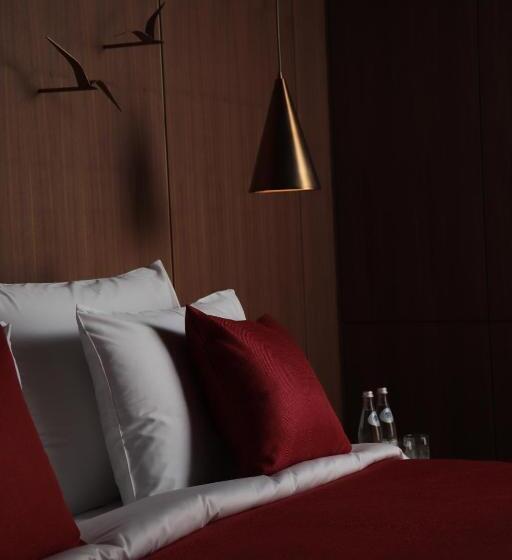 سوئیت با چشمانداز رودخانه, The Veil