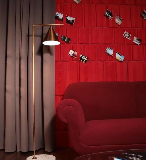 سوئیت با چشمانداز رودخانه, The Veil