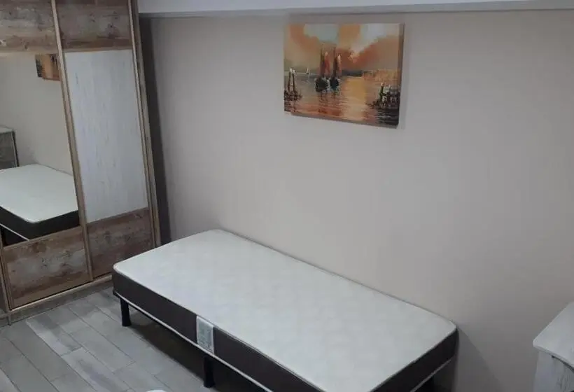 Comfort Kolmen Hengen Huone, окремі номери в гостьовому будинку типу Guest House