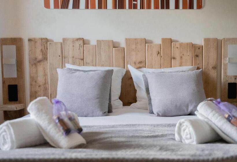 חדר משפתחתי סופריור, Le Toi Du Monde