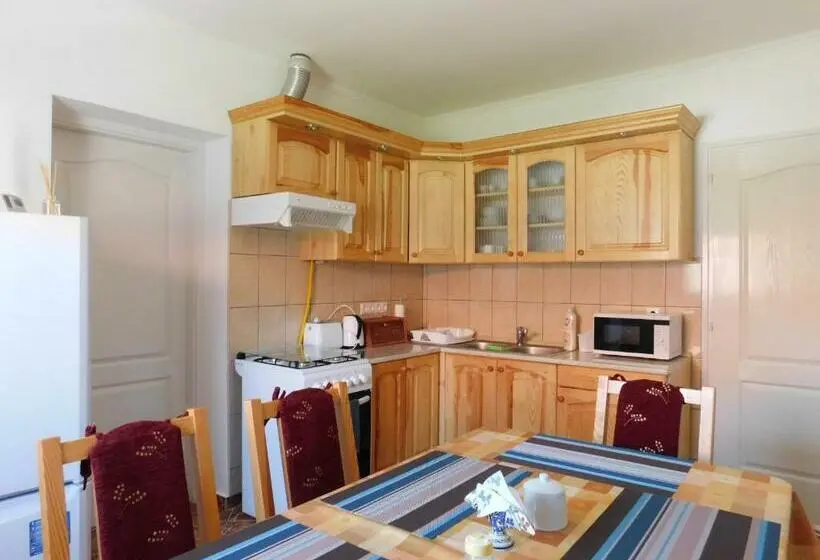2ベッドルームアパートメント, 8888 Apartmanház