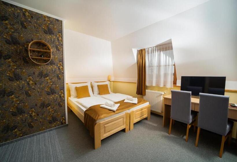 4인용 스탠다드 룸, Regia Panzió