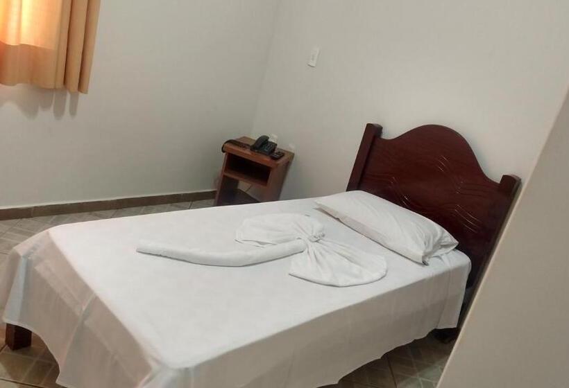 Quarto Estandar Individual, Léo