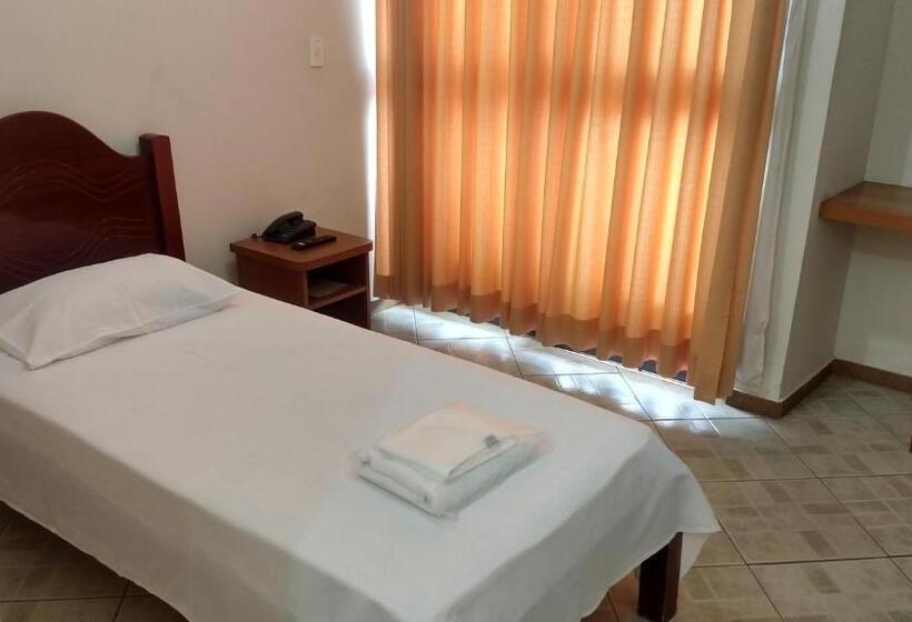 Quarto Estandar Individual, Léo