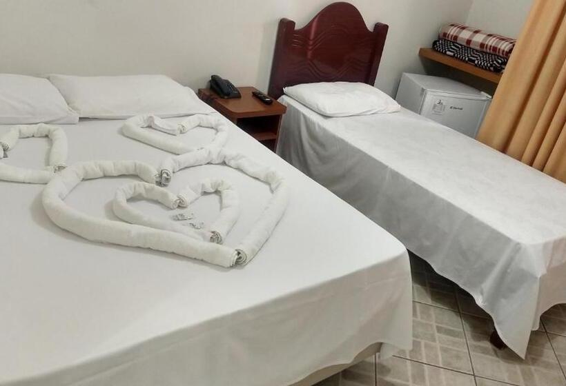 Quarto Estandar, Léo