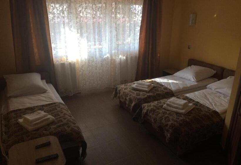 Трехместный Номер Стандарт с Балконом, Camelot