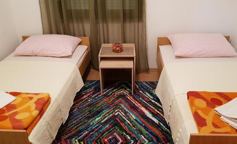 اتاق استاندارد با سرویس بهداشتی مشترک, Rooms Rafomarija