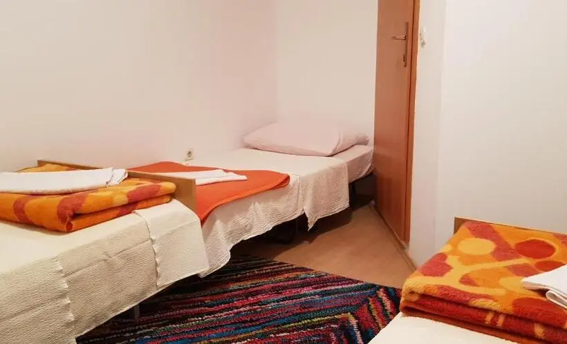 اتاق استاندارد با سرویس بهداشتی مشترک, Rooms Rafomarija