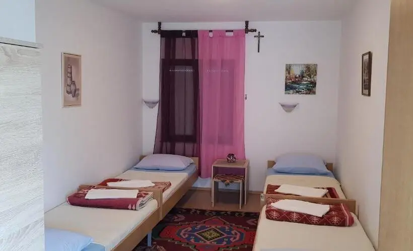 اتاق استاندارد چهارنفره با سرویس بهداشتی مشترک, Rooms Rafomarija