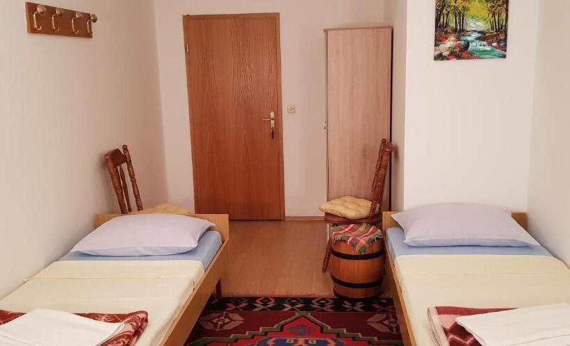 اتاق استاندارد چهارنفره با سرویس بهداشتی مشترک, Rooms Rafomarija