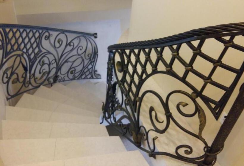 جناح دوبلكس, Uzh Apartments