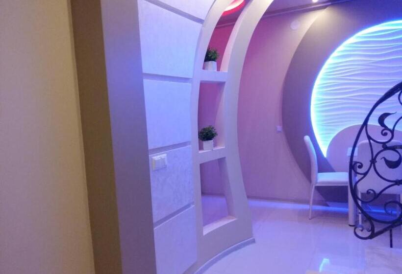 جناح مزوَّد بشرفة, Uzh Apartments