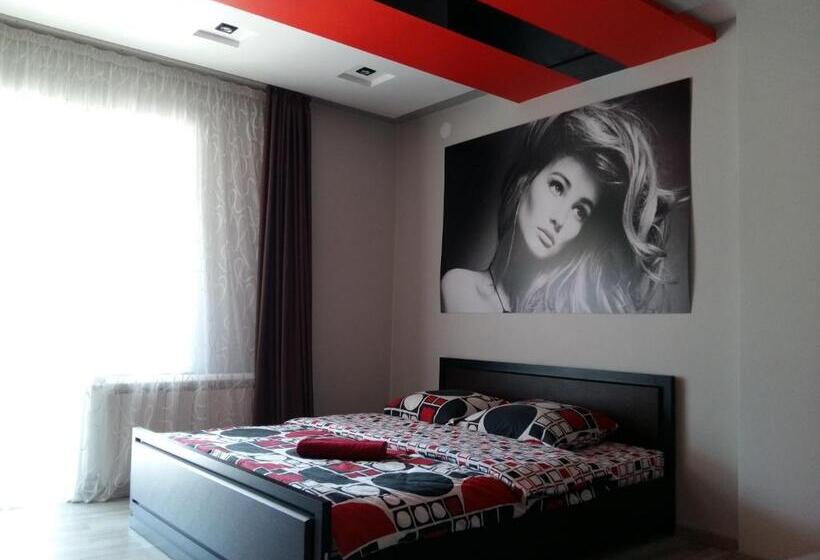 جناح مزوَّد بشرفة, Uzh Apartments