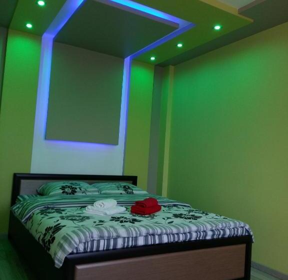 جناح مزوَّد بشرفة, Uzh Apartments