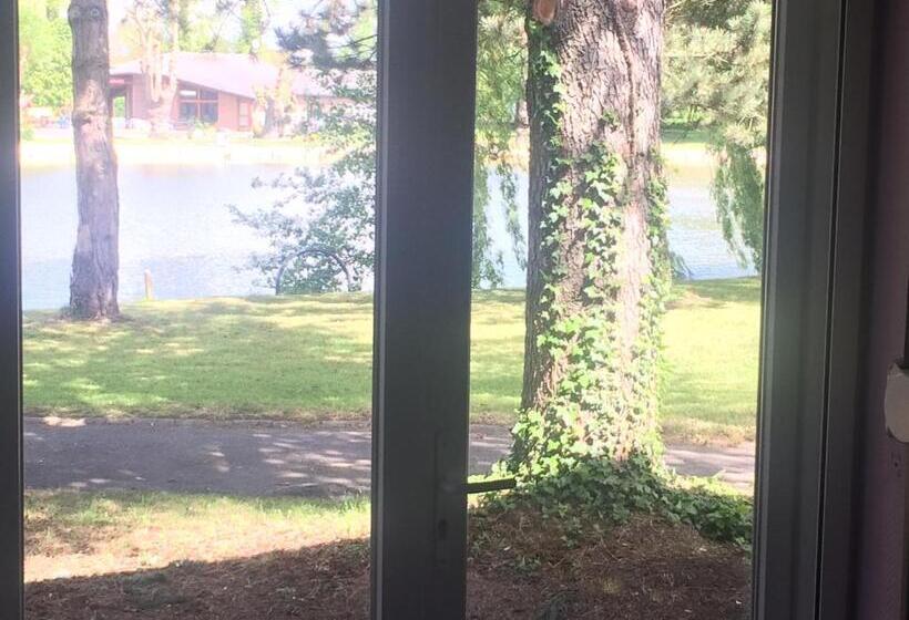 Suite with lake view, L'auberge Du Lac