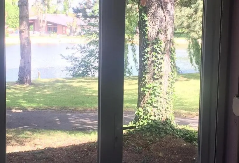 Suite with lake view, L'auberge Du Lac