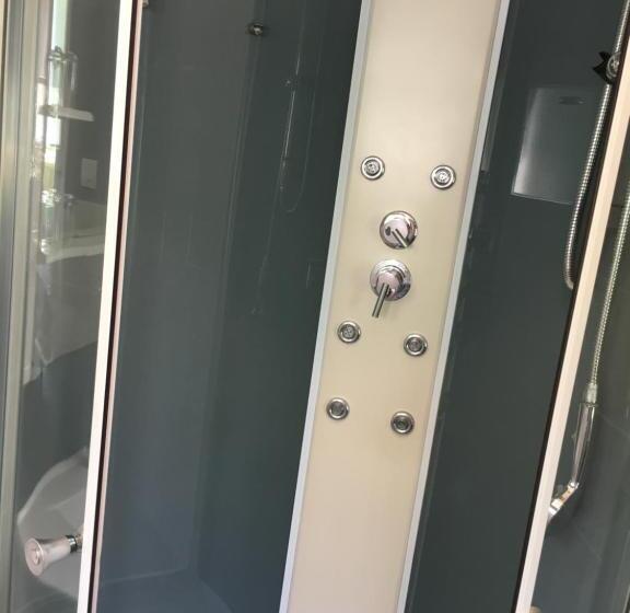 Suite with lake view, L'auberge Du Lac