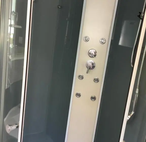 Suite with lake view, L'auberge Du Lac