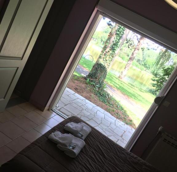 Suite with lake view, L'auberge Du Lac