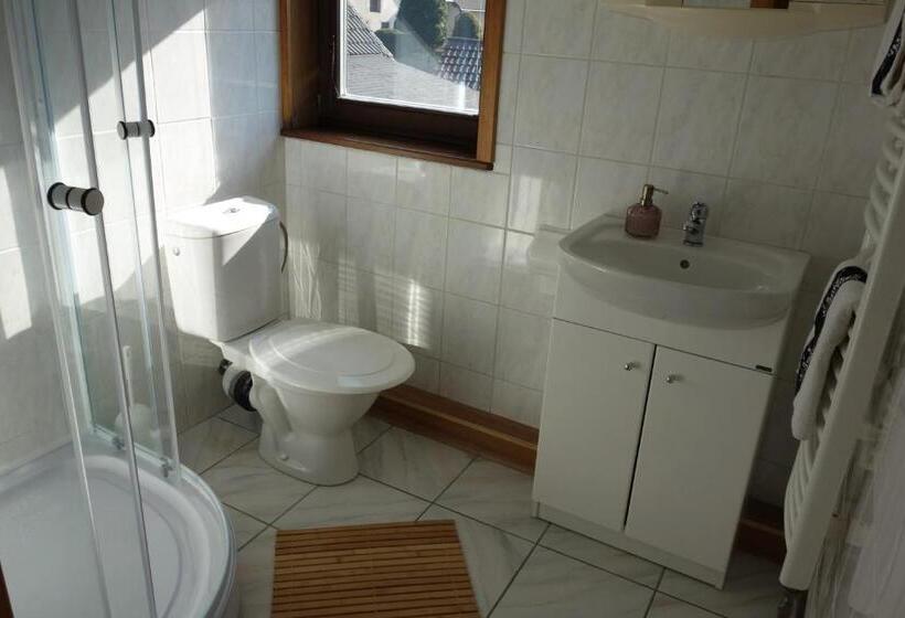 חדר סטנדרט לשלושה, Pod Lípou