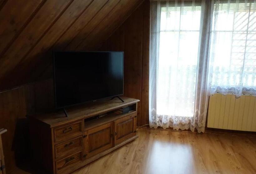 דירת חדר, Pod Lípou