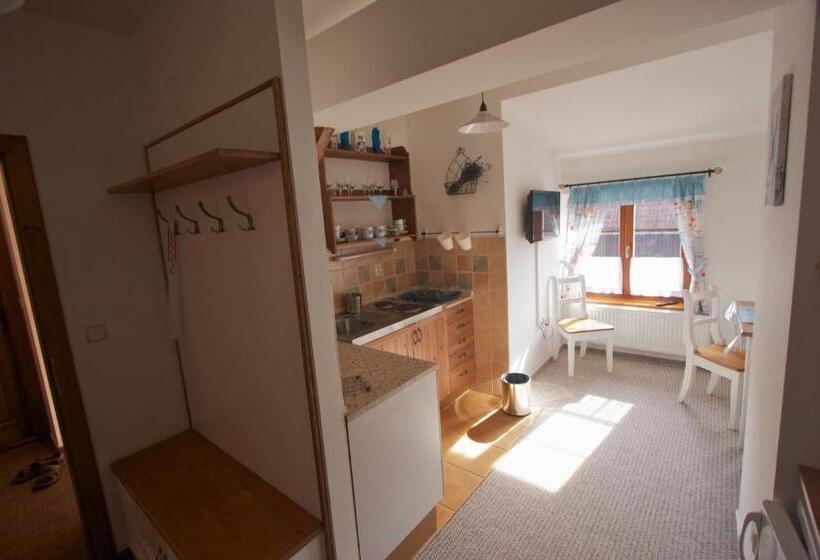 スイート, Farma Basarovi