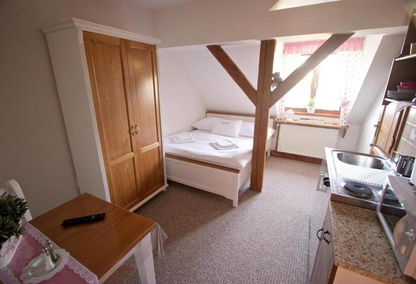 スイート, Farma Basarovi