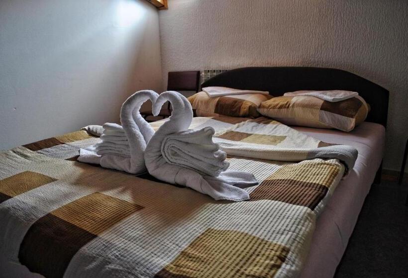 اتاق لوکس سه تخته, Hostel Cuba