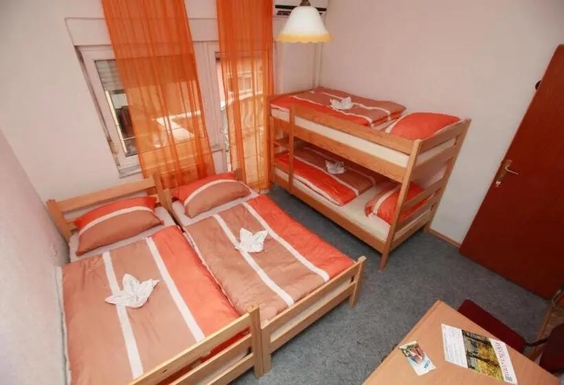 اتاق لوکس سه تخته, Hostel Cuba