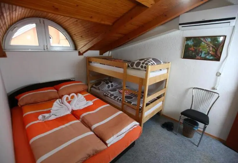 اتاق لوکس چهار تخته, Hostel Cuba