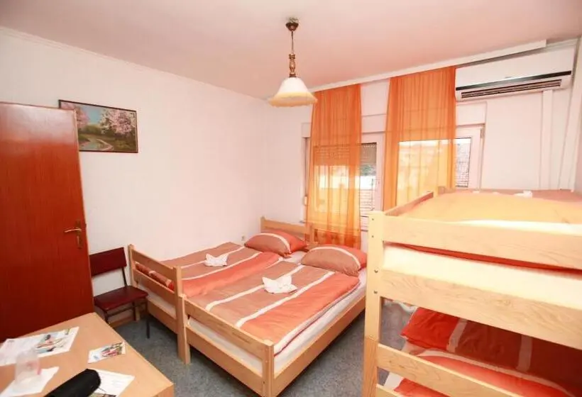 اتاق لوکس چهار تخته, Hostel Cuba
