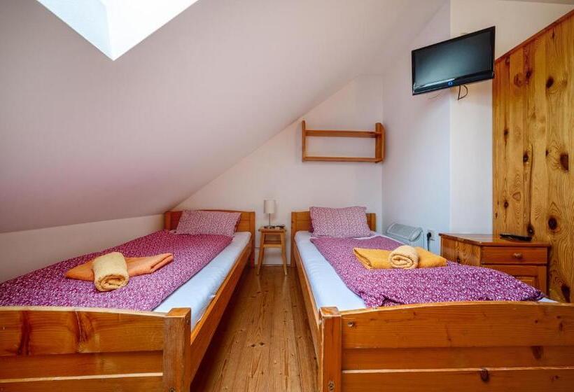 スタンダードスタジオ, Penzion U Kostela