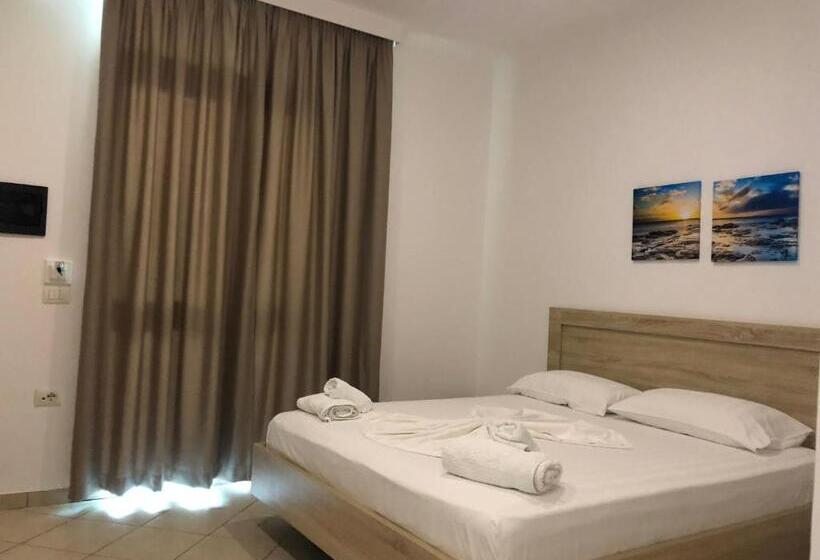 اتاق استاندارد سه تخته با بالکن, Jon