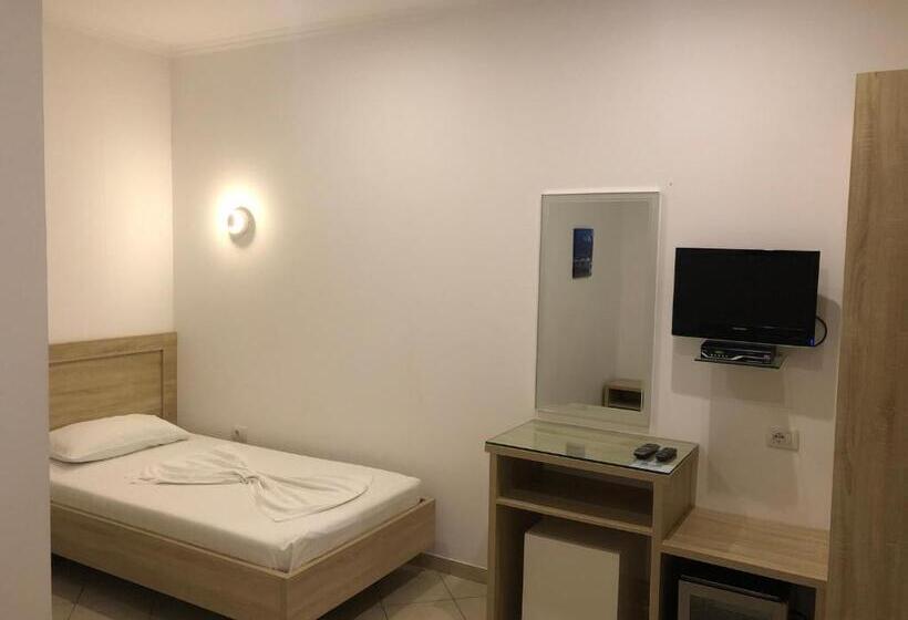 اتاق استاندارد سه تخته با بالکن, Jon