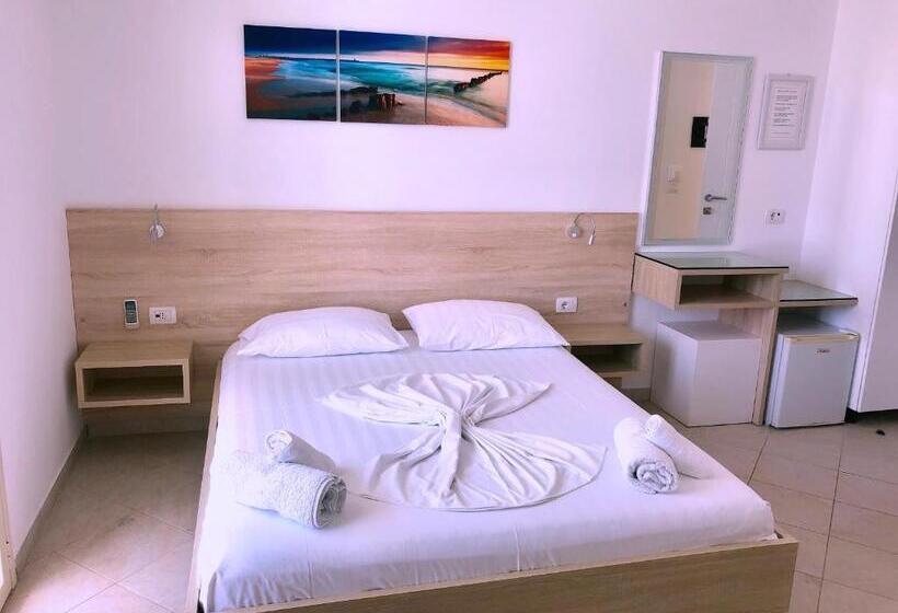 اتاق استاندارد سه تخته با بالکن, Jon