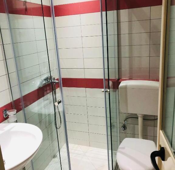 اتاق استاندارد با چشم‌انداز دریا, Jon