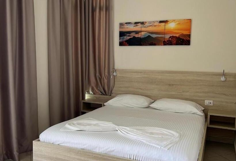 اتاق استاندارد با چشم‌انداز دریا, Jon