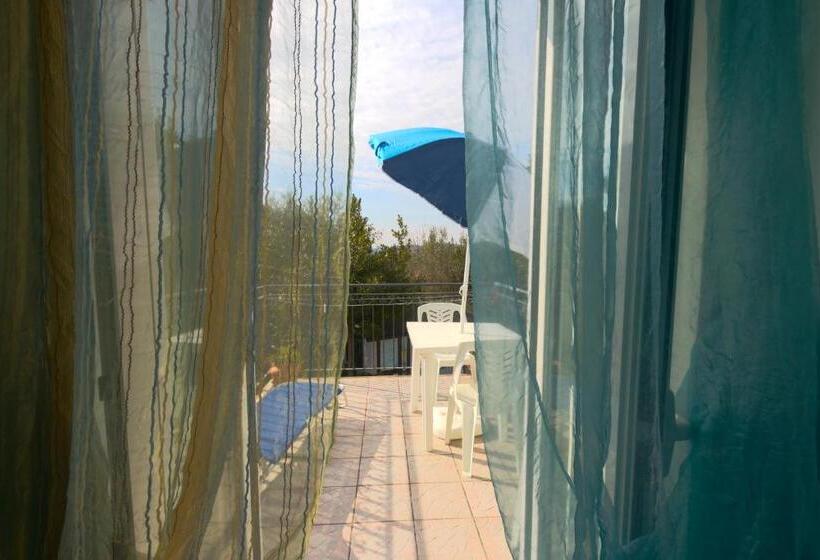 اتاق استاندارد سه تخته با بالکن, Camere Alisa
