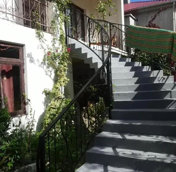 اتاق استاندارد سه تخته با بالکن, Guest House Buche On Agmashenebeli 219