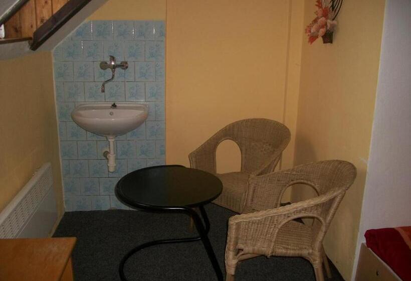 חדר סטנדרט לשלושה עם חדר אמבטיה משוף, Pension U Loupežáku