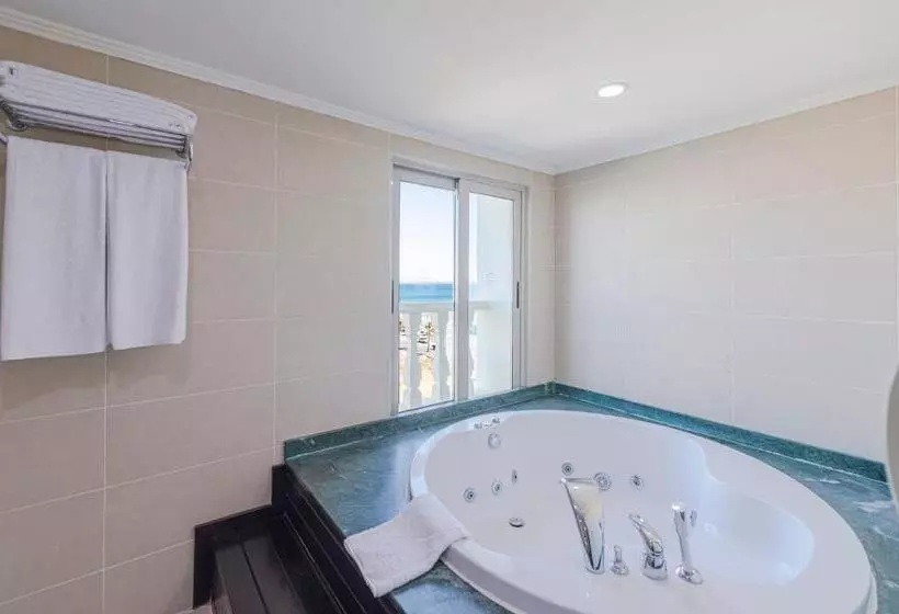 سوئیت با وان آب گرم, Crowne Plaza Antalya, An Ihg