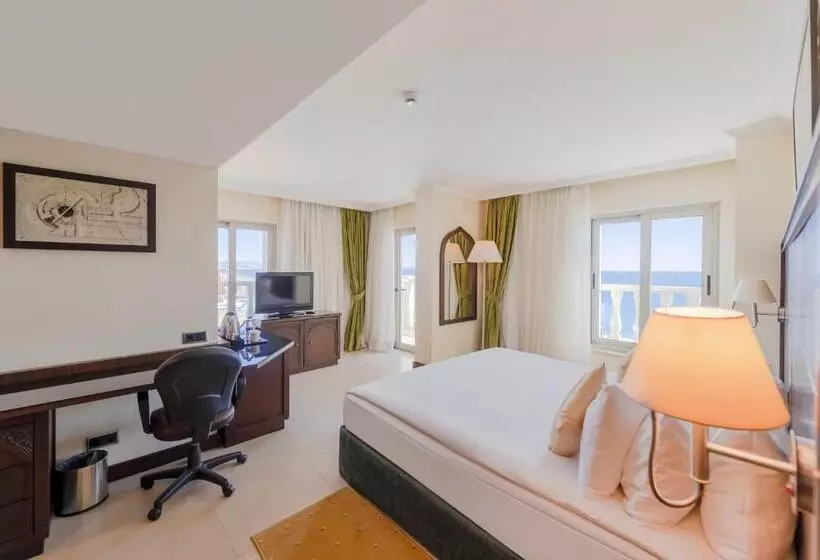 سوئیت با وان آب گرم, Crowne Plaza Antalya, An Ihg