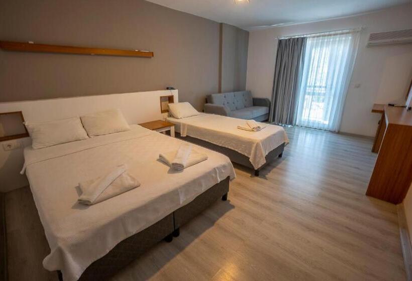 Четырехместный Номер Стандарт с Балконом, Grand Emir Hotel & Spa