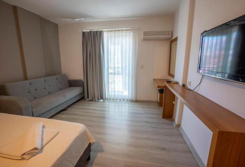 Четырехместный Номер Стандарт с Балконом, Grand Emir Hotel & Spa